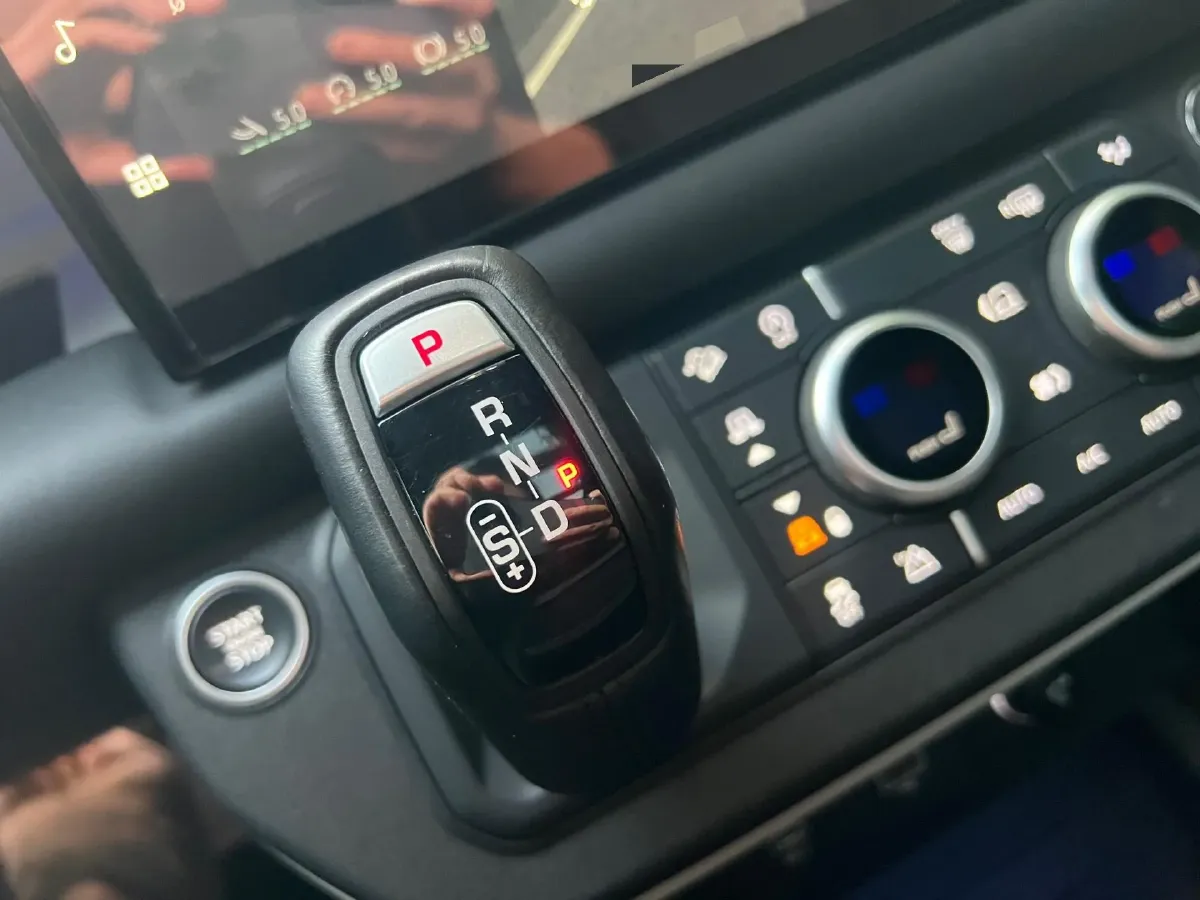 2022 Land Rover Defender 3.0T 400HP L6 8AT,autocango,china used car exporter,china ev exporter,chinese used car exporter,chinese used ev exporter