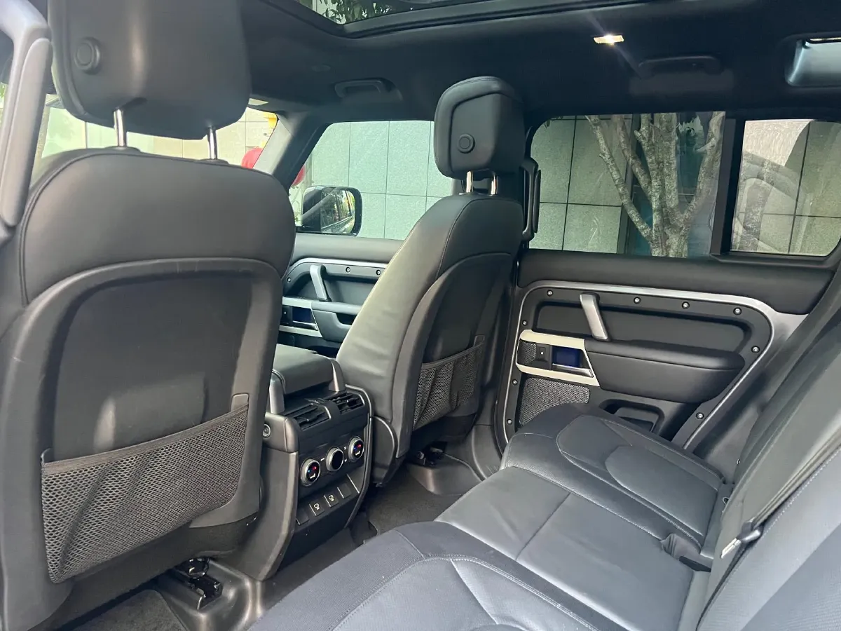 2022 Land Rover Defender 3.0T 400HP L6 8AT,autocango,china used car exporter,china ev exporter,chinese used car exporter,chinese used ev exporter