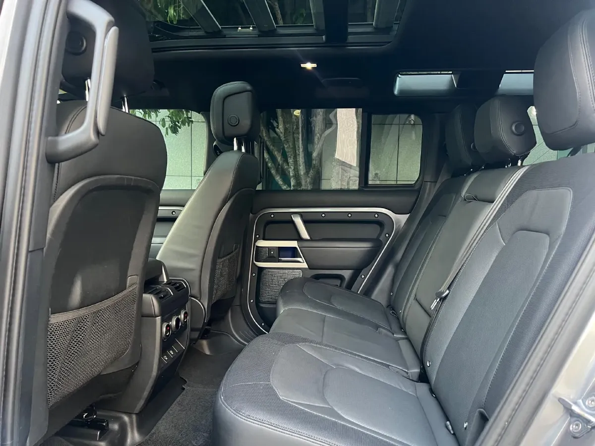 2022 Land Rover Defender 3.0T 400HP L6 8AT,autocango,china used car exporter,china ev exporter,chinese used car exporter,chinese used ev exporter