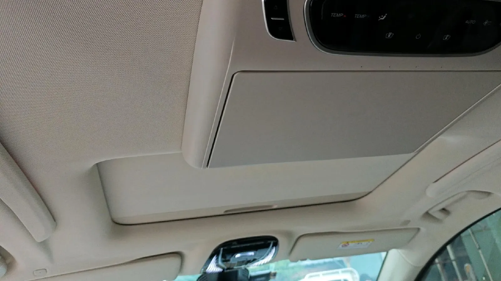 2024 Voyah Dream 1.5T 150HP L4 PHEV 43KWH,autocango,china used car exporter,china ev exporter,chinese used car exporter,chinese used ev exporter