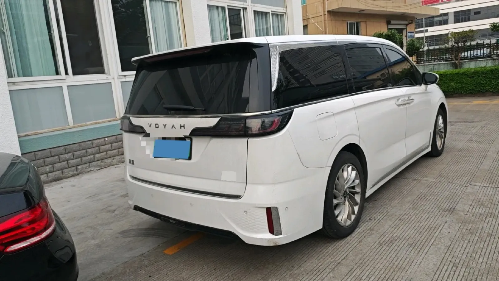 2024 Voyah Dream 1.5T 150HP L4 PHEV 43KWH,autocango,china used car exporter,china ev exporter,chinese used car exporter,chinese used ev exporter