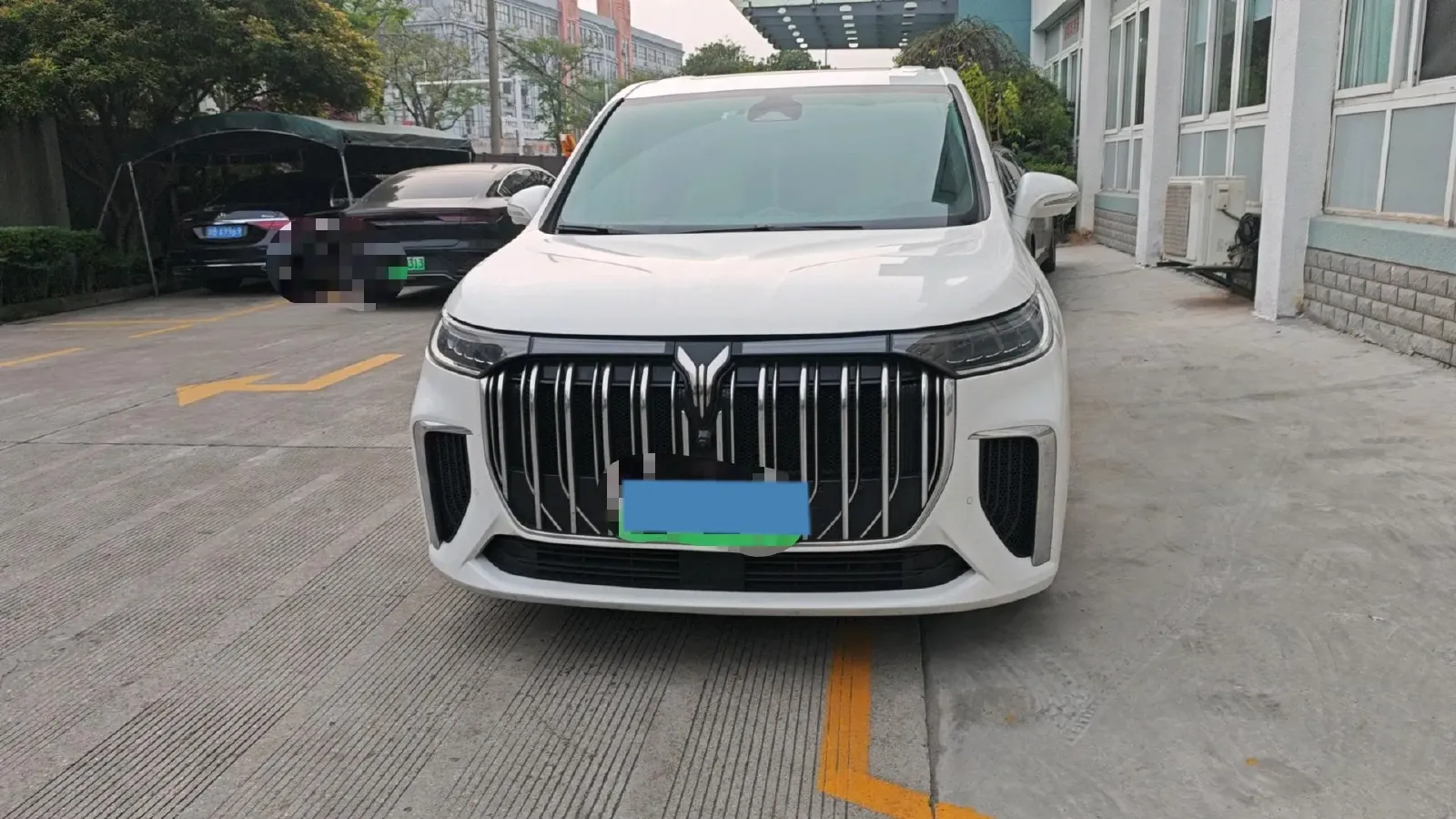 2024 Voyah Dream 1.5T 150HP L4 PHEV 43KWH,autocango,china used car exporter,china ev exporter,chinese used car exporter,chinese used ev exporter