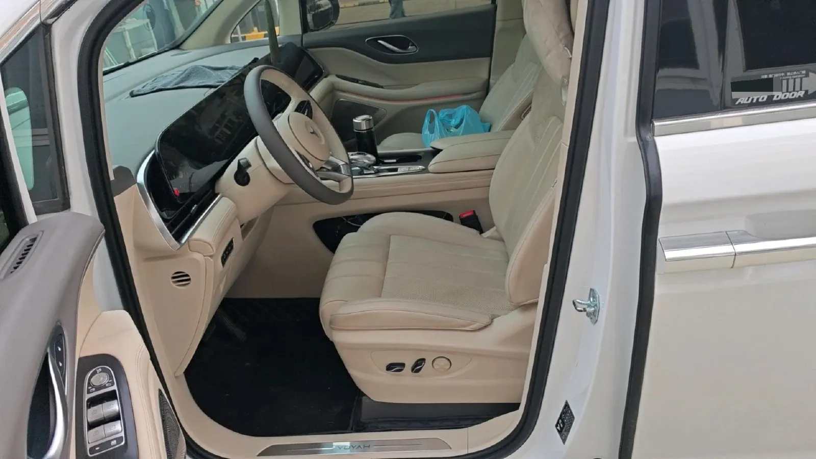 2024 Voyah Dream 1.5T 150HP L4 PHEV 43KWH,autocango,china used car exporter,china ev exporter,chinese used car exporter,chinese used ev exporter