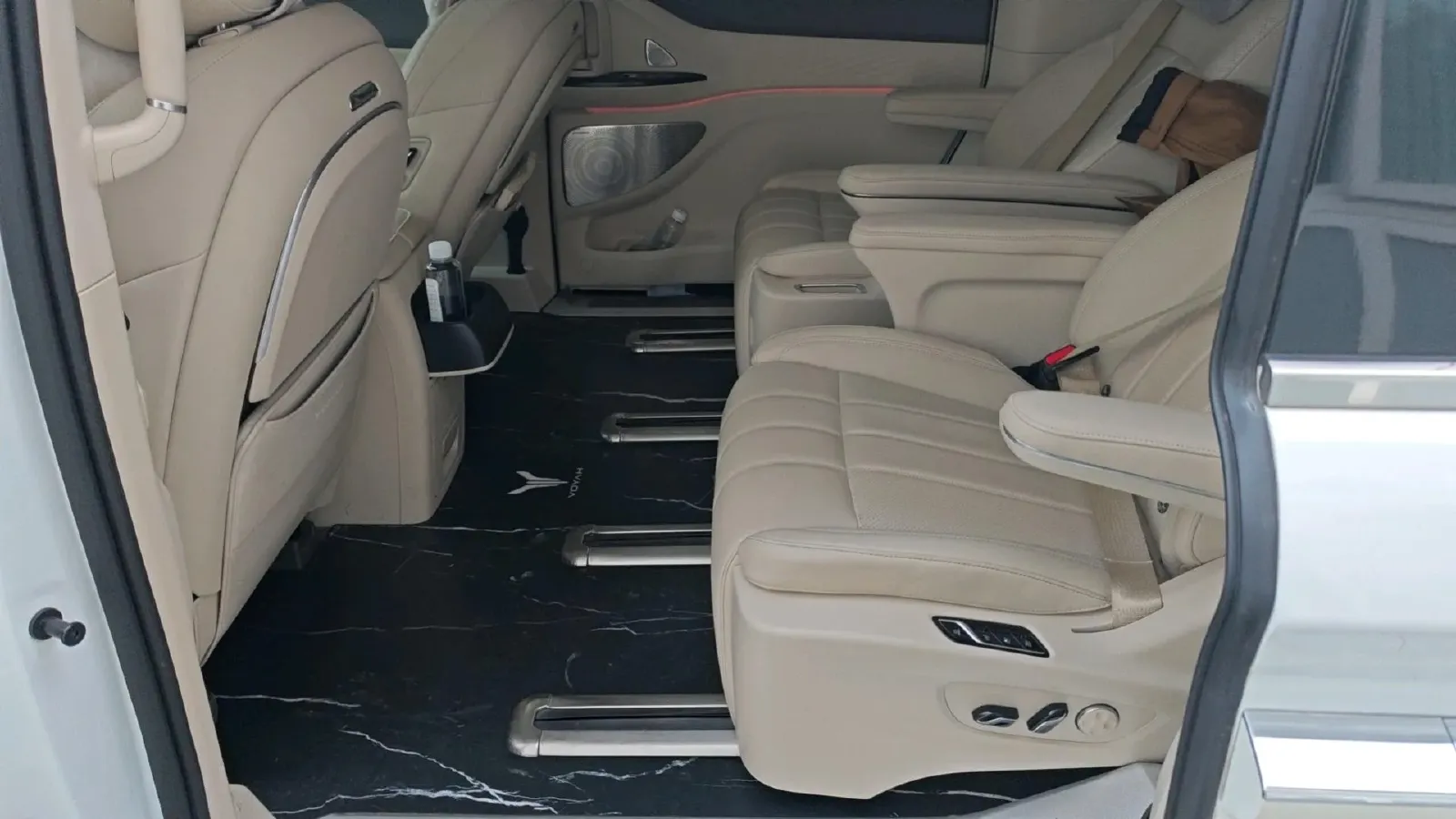 2024 Voyah Dream 1.5T 150HP L4 PHEV 43KWH,autocango,china used car exporter,china ev exporter,chinese used car exporter,chinese used ev exporter