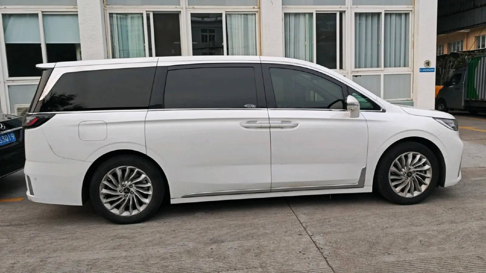 2024 Voyah Dream 1.5T 150HP L4 PHEV 43KWH,autocango,china used car exporter,china ev exporter,chinese used car exporter,chinese used ev exporter