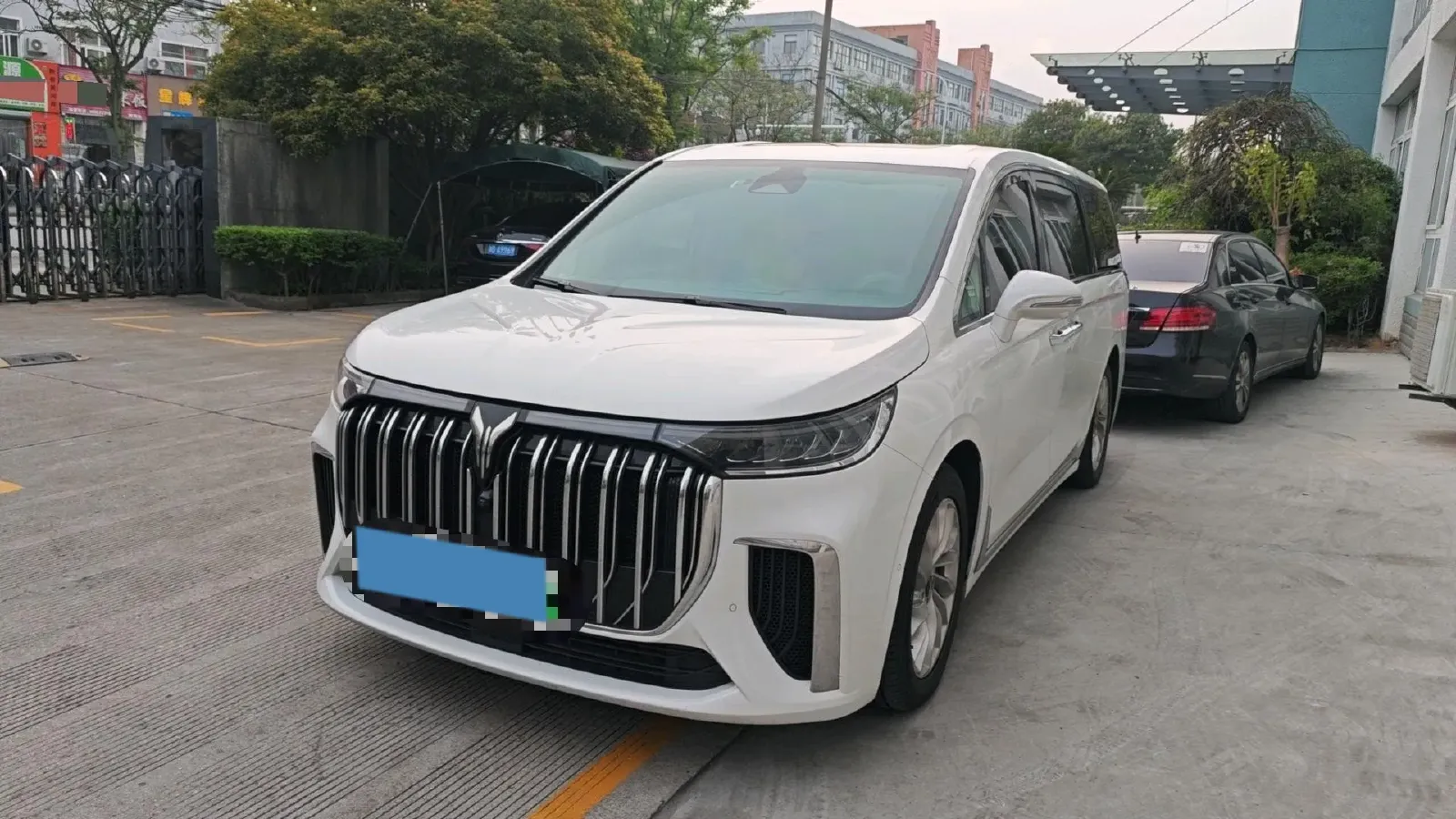 2024 Voyah Dream 1.5T 150HP L4 PHEV 43KWH,autocango,china used car exporter,china ev exporter,chinese used car exporter,chinese used ev exporter