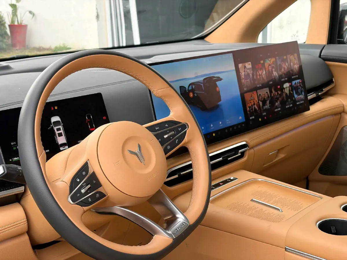 2025 Voyah Dream 1.5T 150HP L4 PHEV 41.7KWH,autocango,china used car exporter,china ev exporter,chinese used car exporter,chinese used ev exporter