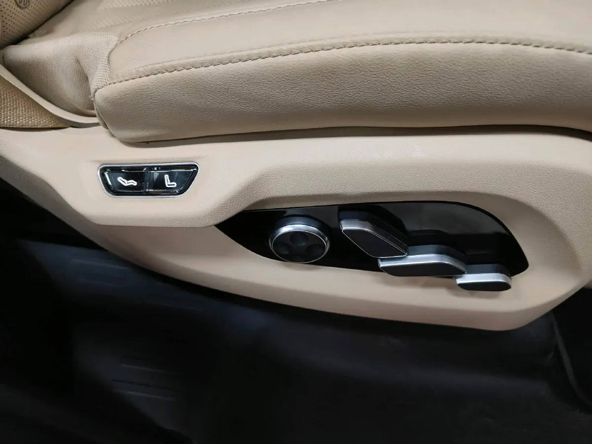 2022 Volvo S60 2.0T 197HP L4 8AT,autocango,china used car exporter,china ev exporter,chinese used car exporter,chinese used ev exporter