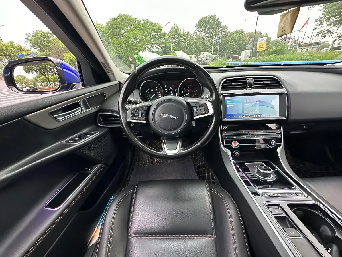 2019 Jeep Cherokee 2.0T 265HP L4 9AT,autocango,china used car exporter,china ev exporter,chinese used car exporter,chinese used ev exporter