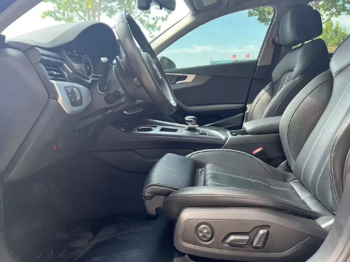 2022 Audi A4L 2.0T 190HP L4 7DCT,autocango,china used car exporter,china ev exporter,chinese used car exporter,chinese used ev exporter