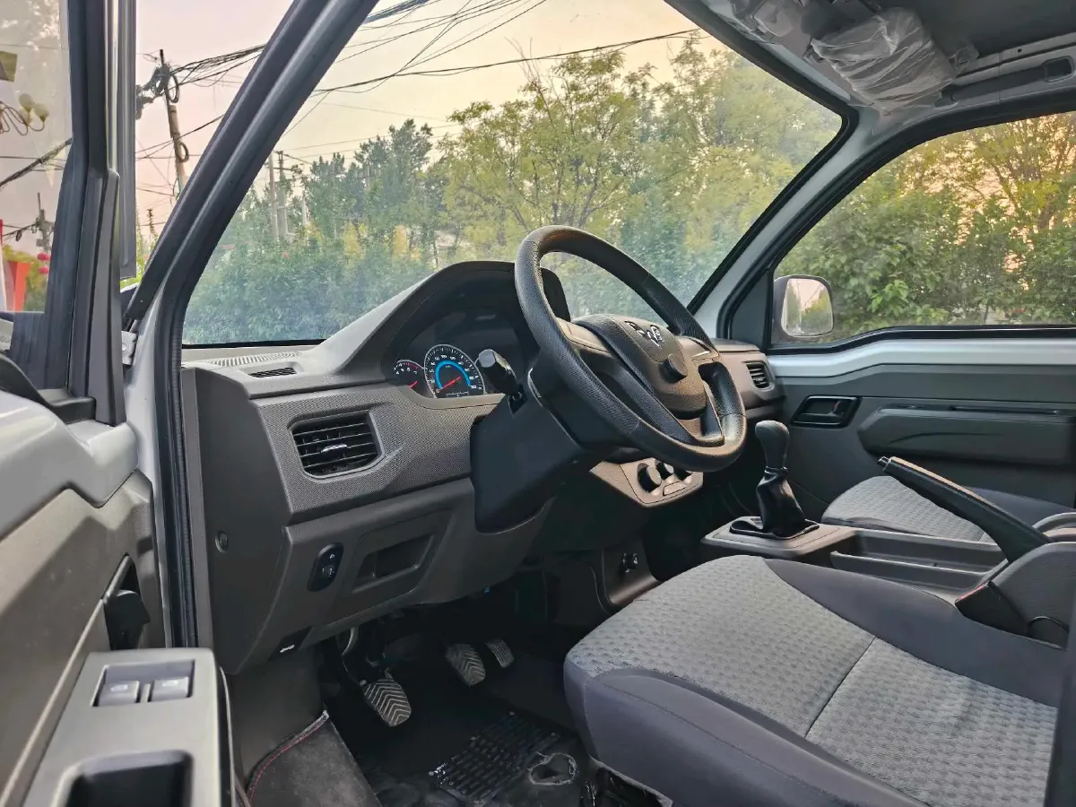 2023 WuLing RongGuang New Truck 1.5L 102HP L4 5MT,autocango,china used car exporter,china ev exporter,chinese used car exporter,chinese used ev exporter