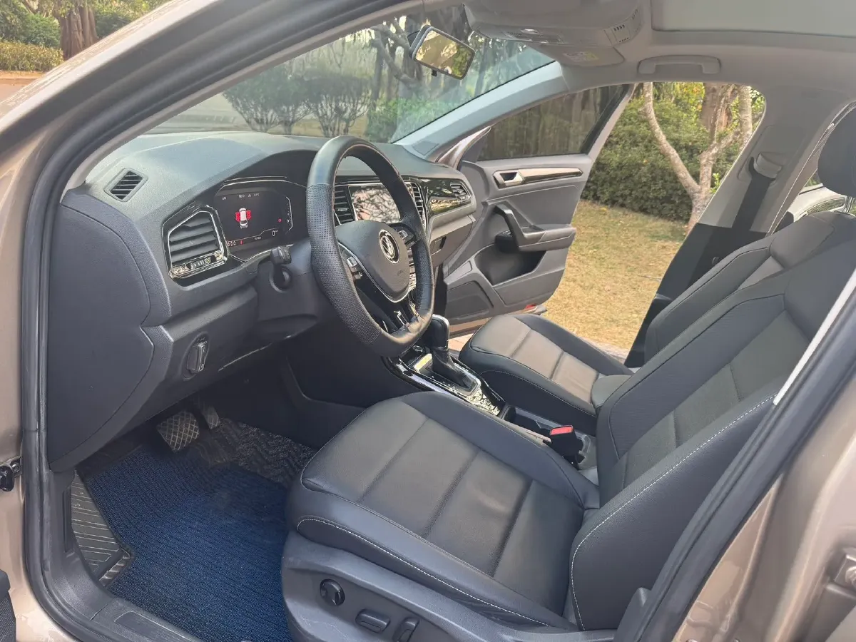 2022 Volkswagen T-Roc 1.4T 150HP L4 7DCT,autocango,china used car exporter,china ev exporter,chinese used car exporter,chinese used ev exporter