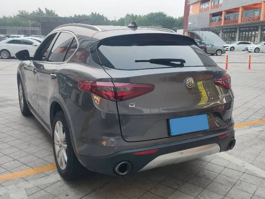 2017 Alfa Romeo Stelvio 2.0T 280HP L4 8AT,autocango,china used car exporter,china ev exporter,chinese used car exporter,chinese used ev exporter