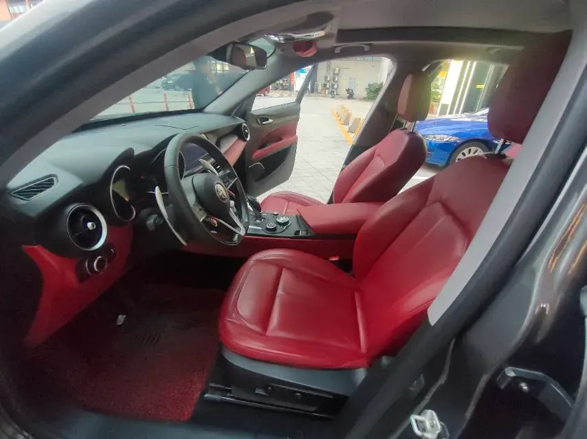 2017 Alfa Romeo Stelvio 2.0T 280HP L4 8AT,autocango,china used car exporter,china ev exporter,chinese used car exporter,chinese used ev exporter