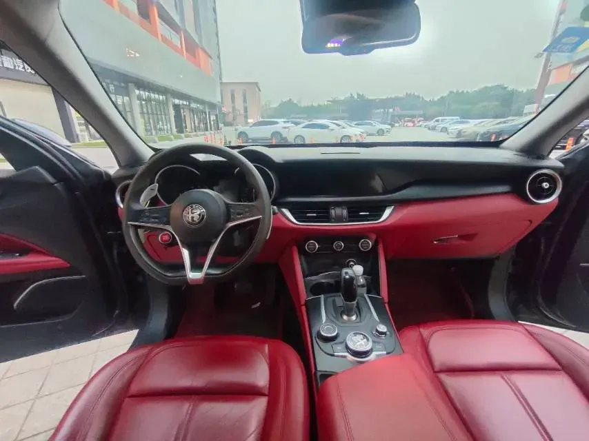 2017 Alfa Romeo Stelvio 2.0T 280HP L4 8AT,autocango,china used car exporter,china ev exporter,chinese used car exporter,chinese used ev exporter