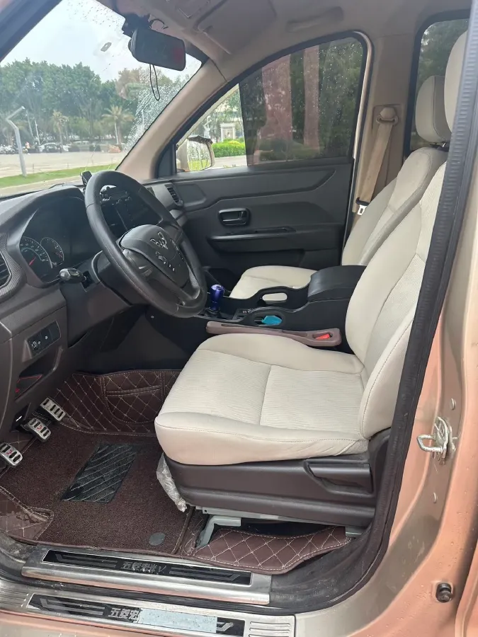 2019 WuLing HongGuang V 1.5L 105HP L4 5MT,autocango,china used car exporter,china ev exporter,chinese used car exporter,chinese used ev exporter