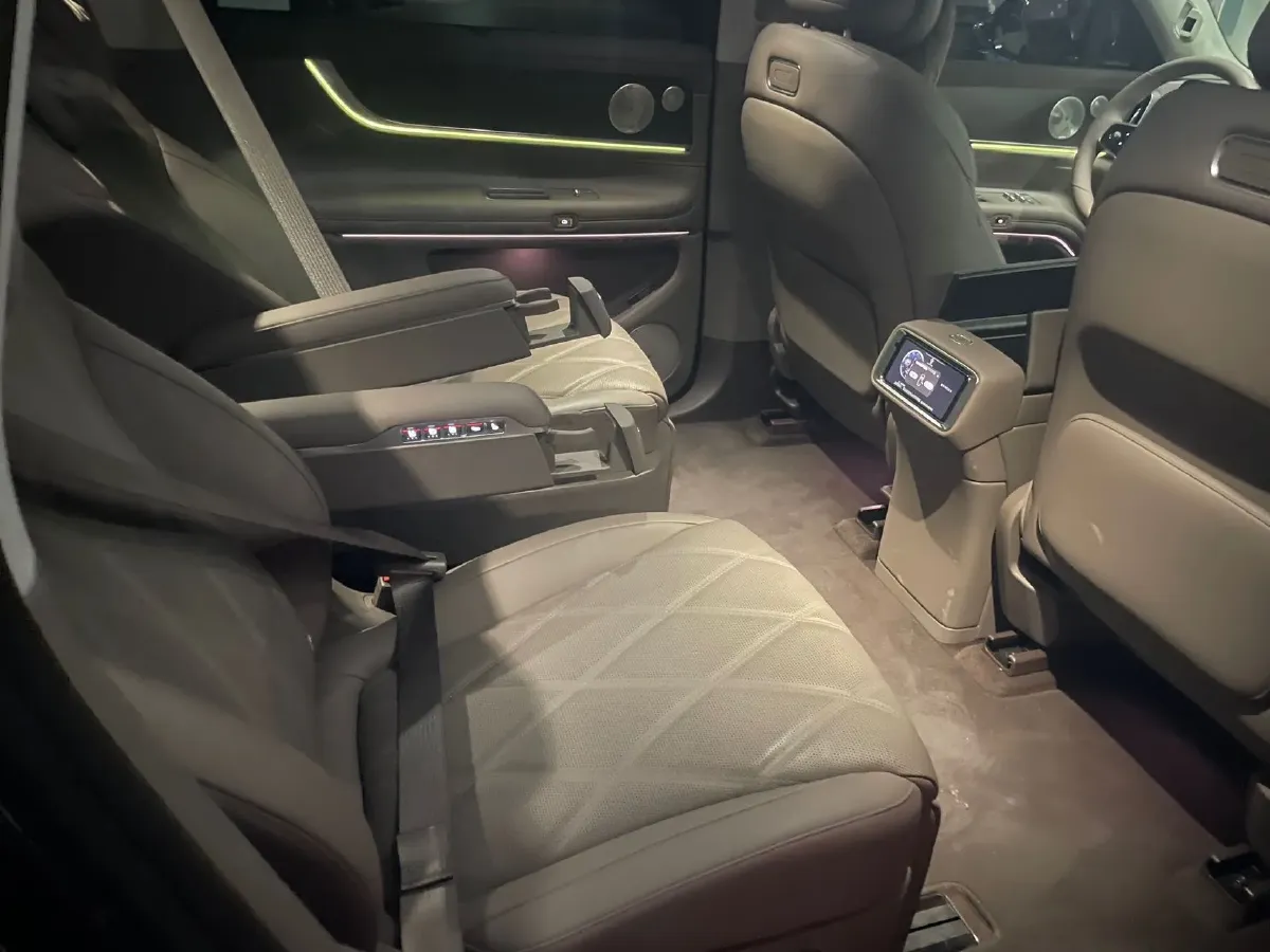 2025 AITO AITO M9 REEV 160HP REEV 52KWH,autocango,china used car exporter,china ev exporter,chinese used car exporter,chinese used ev exporter