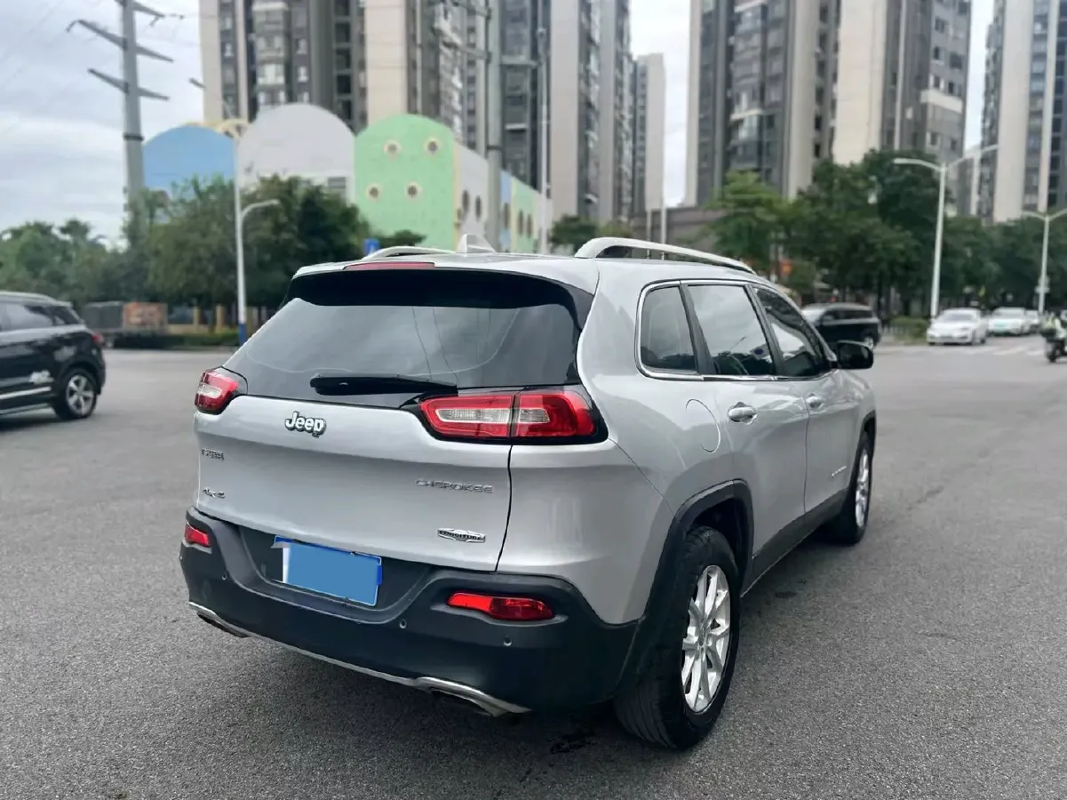 2016 Jeep Cherokee 2.4L 175HP L4 9AT,autocango,china used car exporter,china ev exporter,chinese used car exporter,chinese used ev exporter