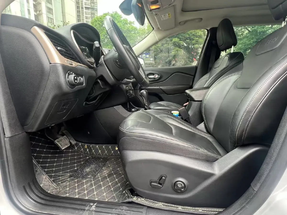 2016 Jeep Cherokee 2.4L 175HP L4 9AT,autocango,china used car exporter,china ev exporter,chinese used car exporter,chinese used ev exporter