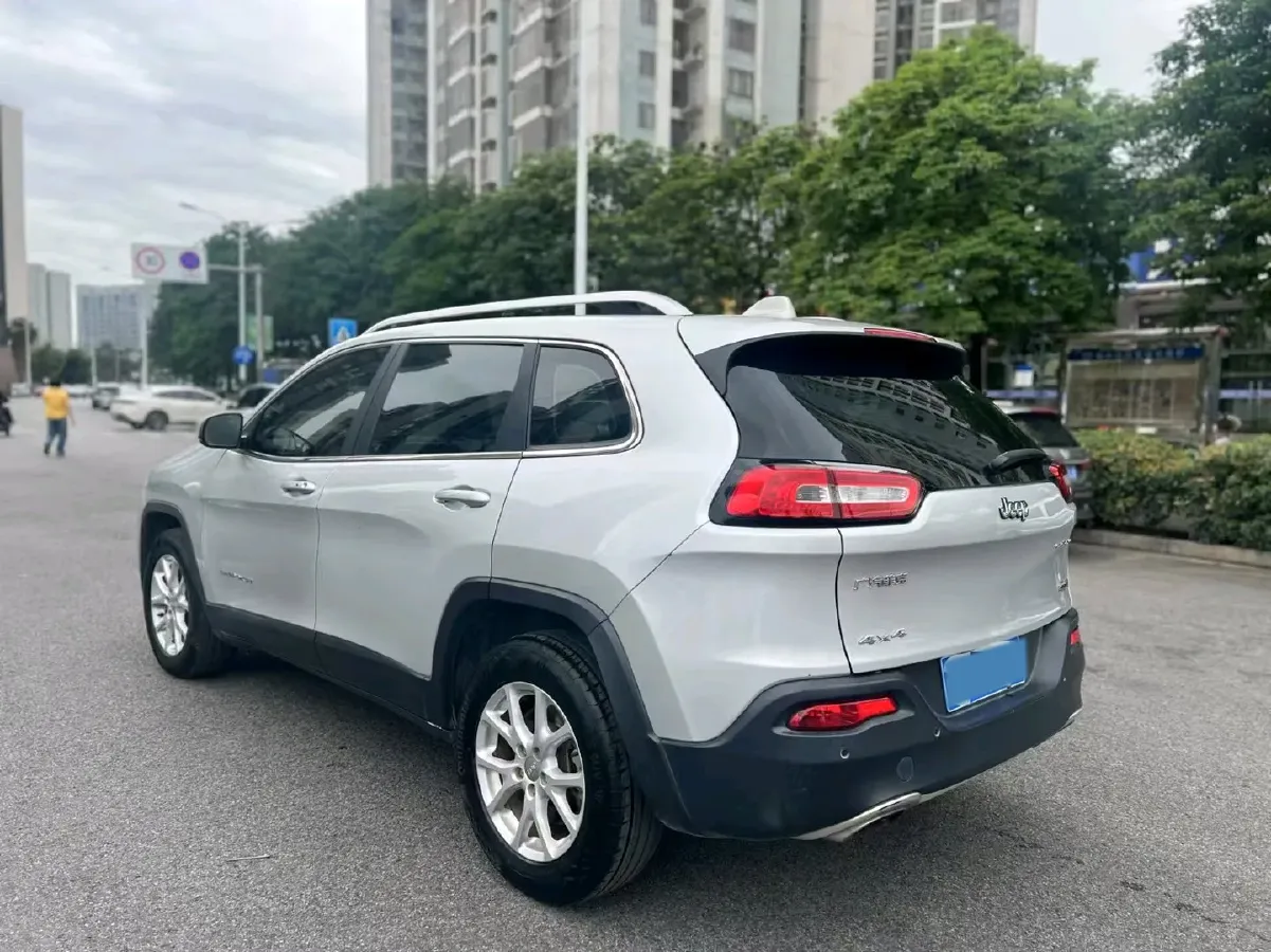 2016 Jeep Cherokee 2.4L 175HP L4 9AT,autocango,china used car exporter,china ev exporter,chinese used car exporter,chinese used ev exporter