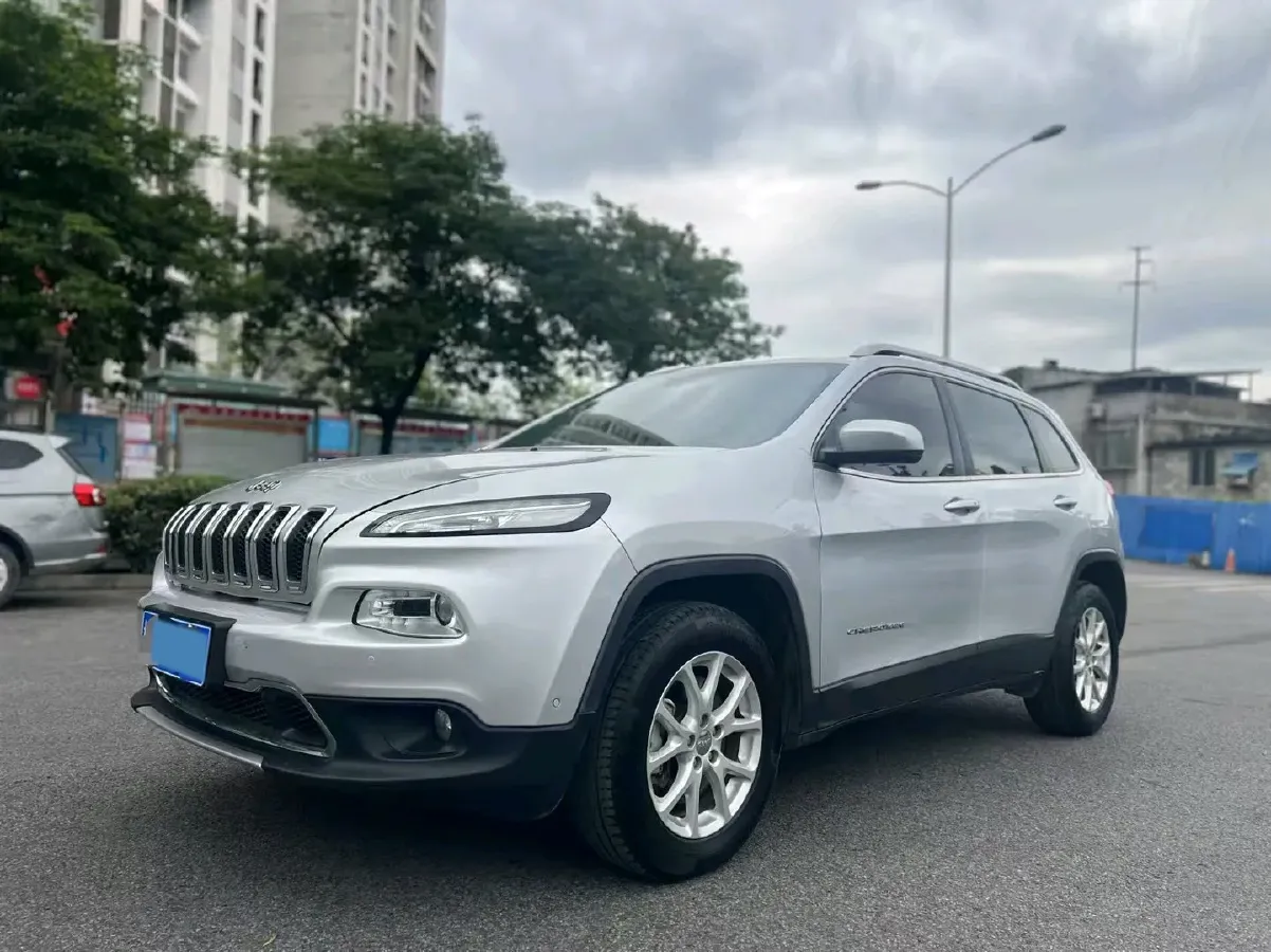 2016 Jeep Cherokee 2.4L 175HP L4 9AT,autocango,china used car exporter,china ev exporter,chinese used car exporter,chinese used ev exporter