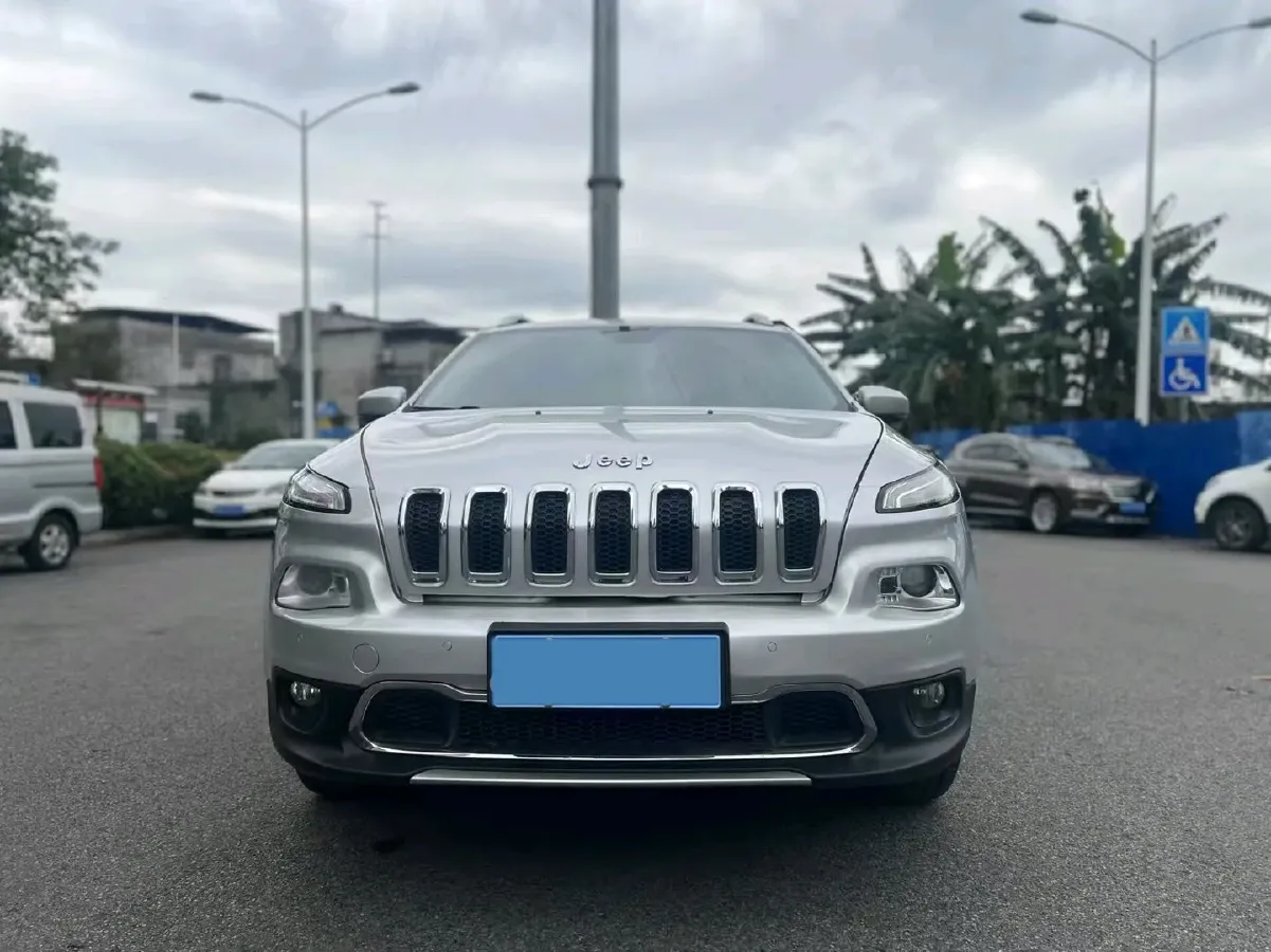 2016 Jeep Cherokee 2.4L 175HP L4 9AT,autocango,china used car exporter,china ev exporter,chinese used car exporter,chinese used ev exporter