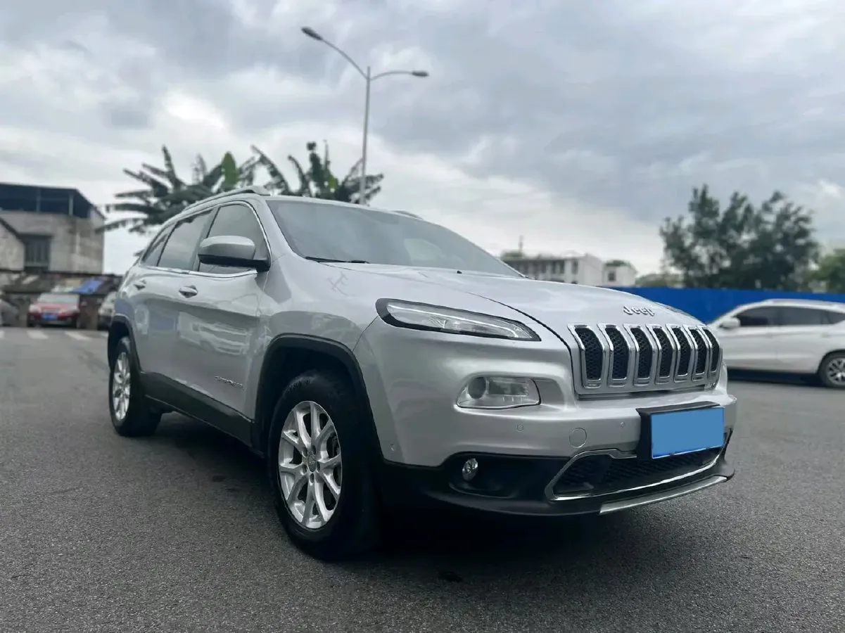 2016 Jeep Cherokee 2.4L 175HP L4 9AT,autocango,china used car exporter,china ev exporter,chinese used car exporter,chinese used ev exporter
