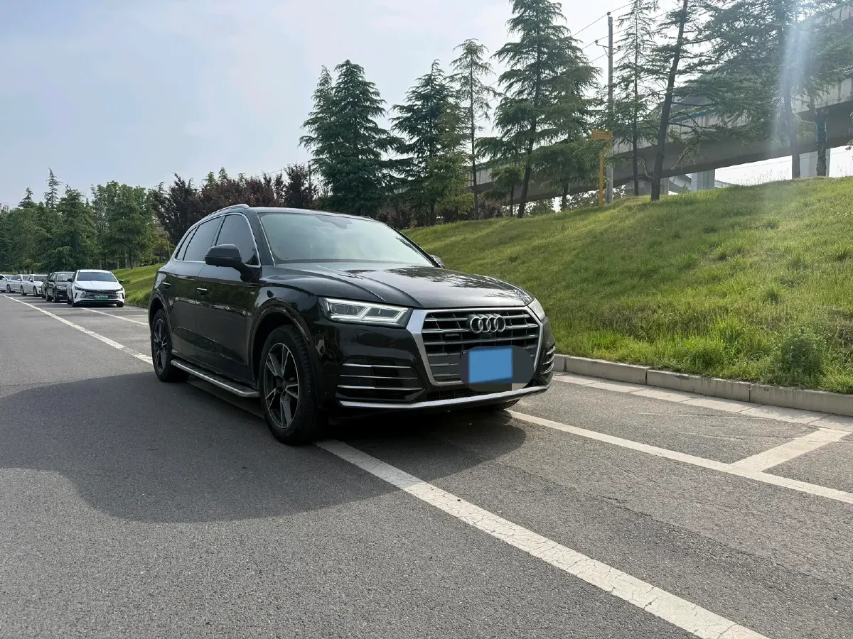 2020 Audi Q5L 2.0T 190HP L4 7DCT,autocango,china used car exporter,china ev exporter,chinese used car exporter,chinese used ev exporter