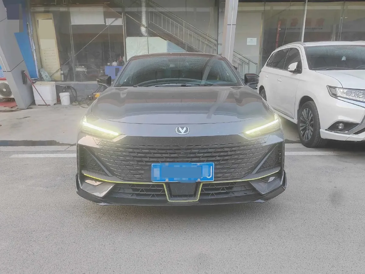 2023 ChangAn UNI-V 1.5T 188HP L4 7DCT,autocango,china used car exporter,china ev exporter,chinese used car exporter,chinese used ev exporter