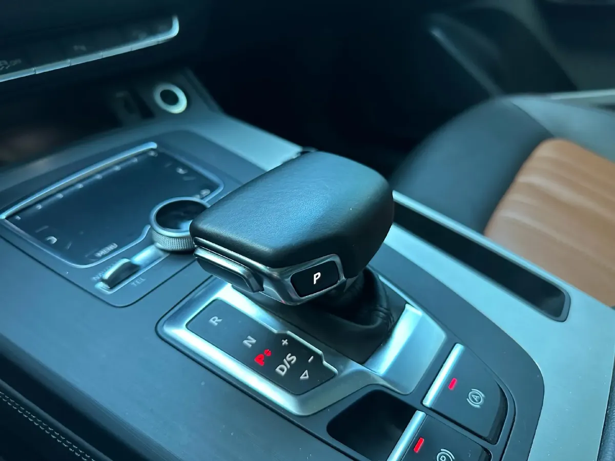 2020 Audi Q5L 2.0T 190HP L4 7DCT,autocango,china used car exporter,china ev exporter,chinese used car exporter,chinese used ev exporter