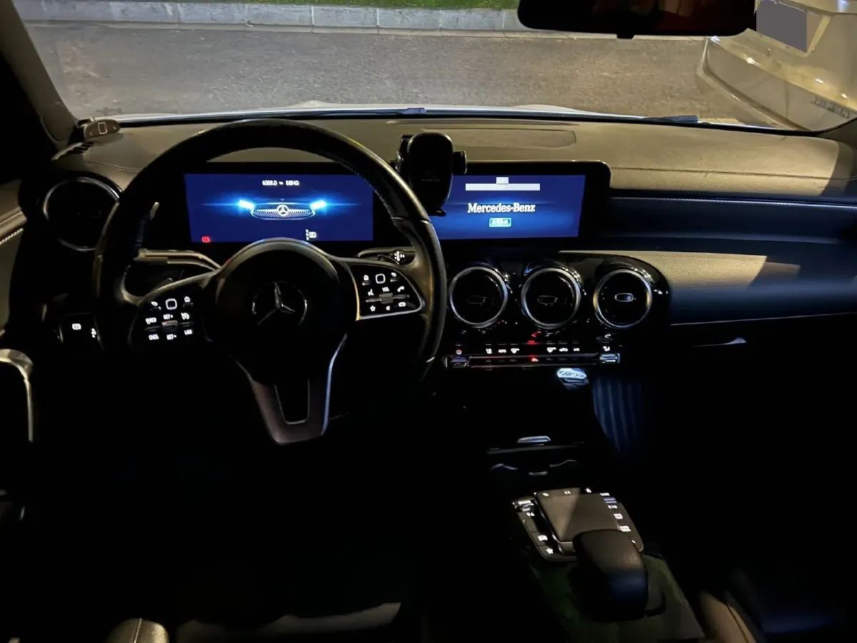 2022 Mercedes-Benz A Class 1.3T 136HP L4 7DCT,autocango,china used car exporter,china ev exporter,chinese used car exporter,chinese used ev exporter