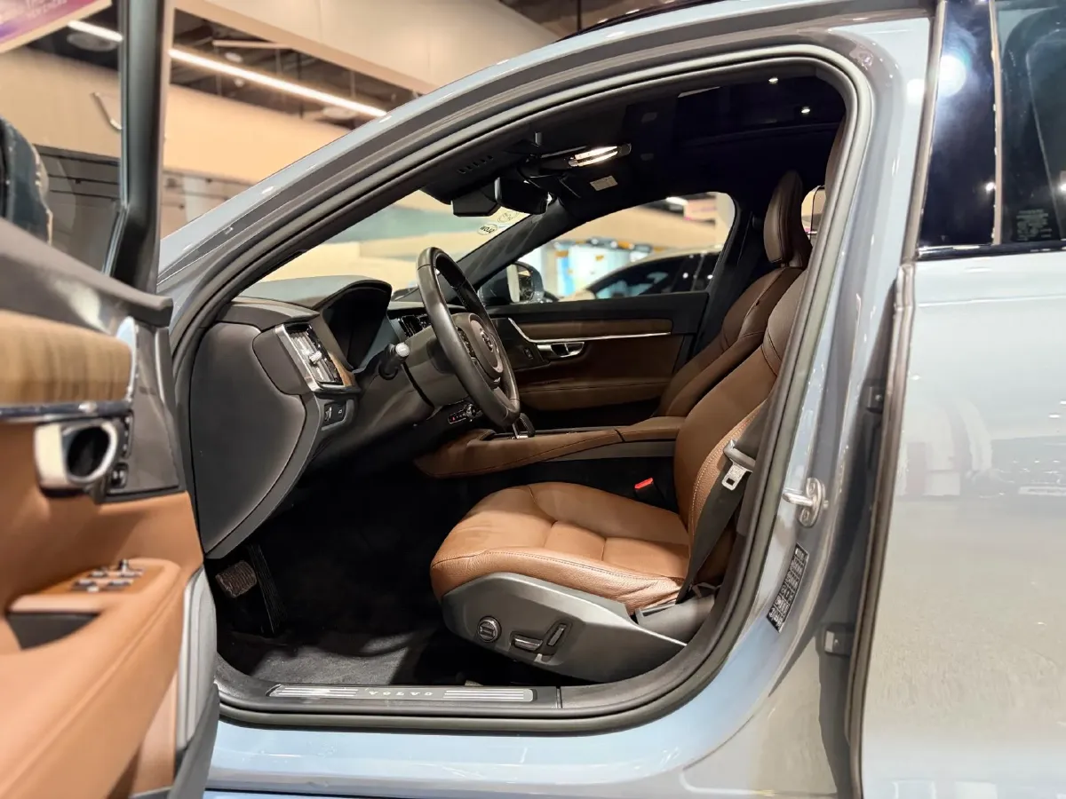 2022 Volvo V90 2.0T 250HP L4 8AT,autocango,china used car exporter,china ev exporter,chinese used car exporter,chinese used ev exporter