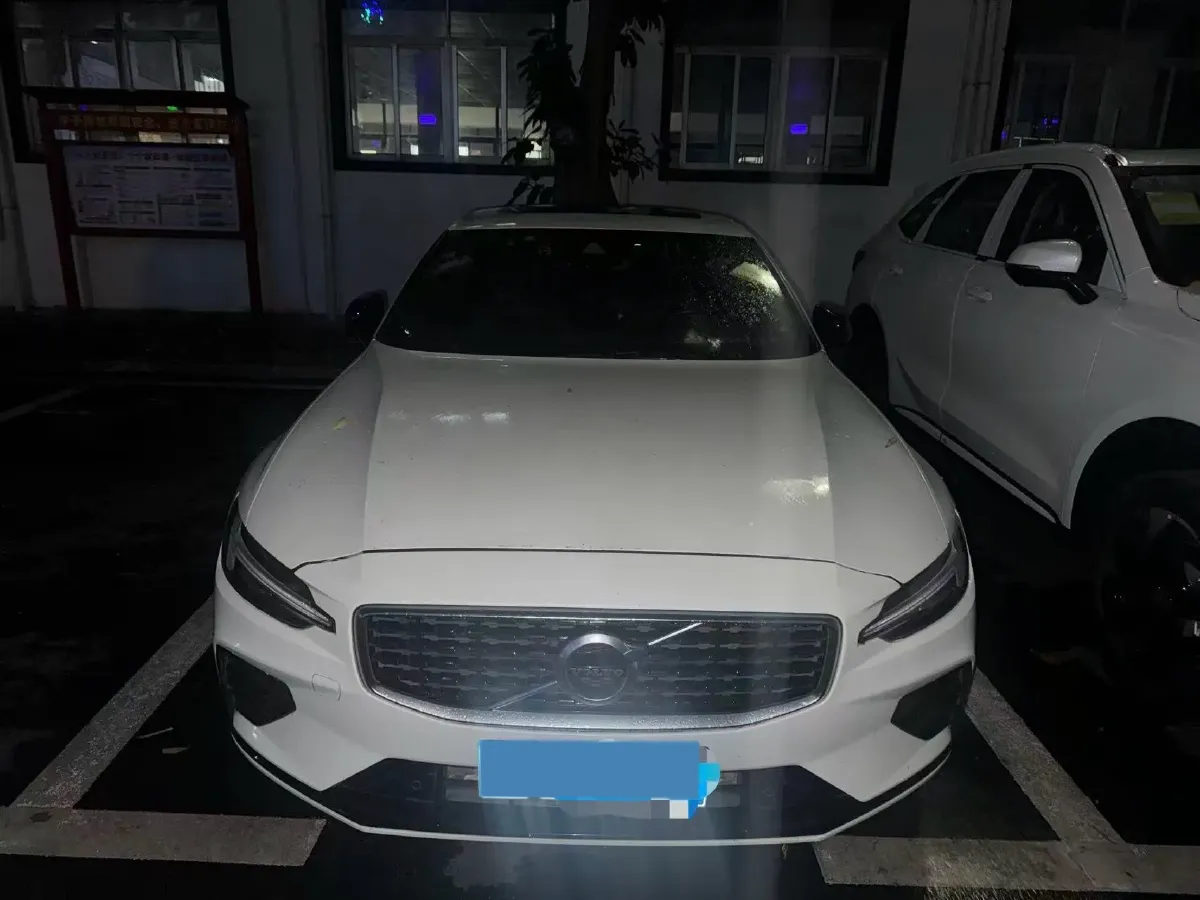2020 Volvo S60 2.0T 190HP L4 8AT,autocango,china used car exporter,china ev exporter,chinese used car exporter,chinese used ev exporter
