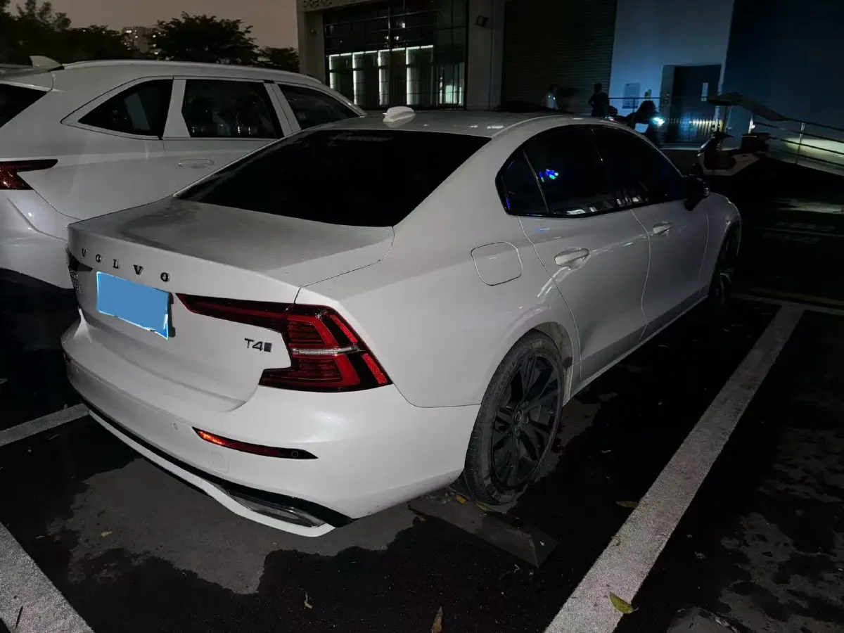 2020 Volvo S60 2.0T 190HP L4 8AT,autocango,china used car exporter,china ev exporter,chinese used car exporter,chinese used ev exporter