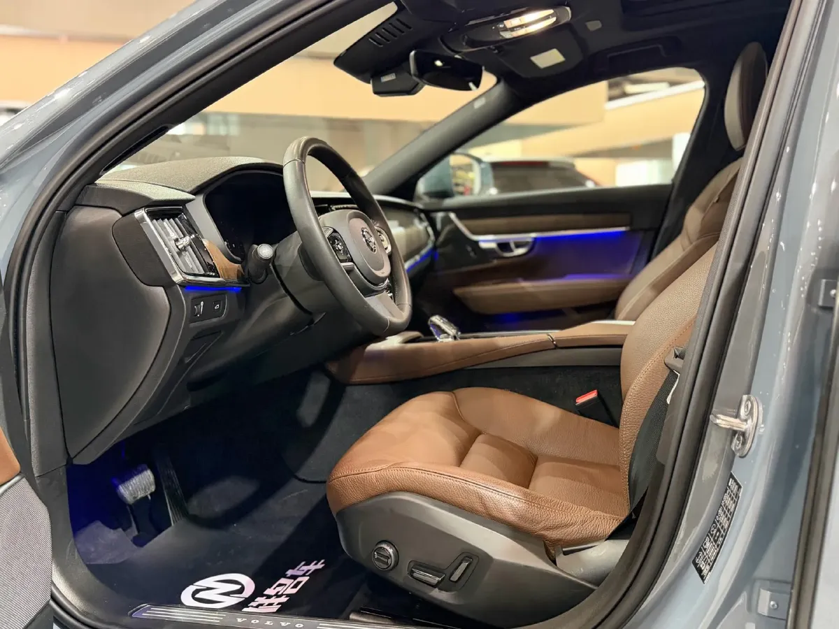 2022 Volvo V90 2.0T 250HP L4 8AT,autocango,china used car exporter,china ev exporter,chinese used car exporter,chinese used ev exporter