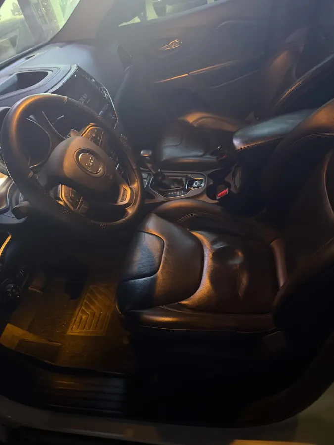 2019 Jeep Cherokee 2.0T 234HP L4 9AT,autocango,china used car exporter,china ev exporter,chinese used car exporter,chinese used ev exporter