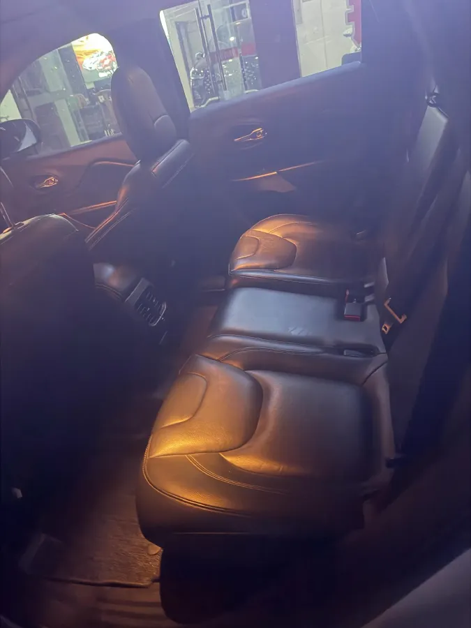 2019 Jeep Cherokee 2.0T 234HP L4 9AT,autocango,china used car exporter,china ev exporter,chinese used car exporter,chinese used ev exporter