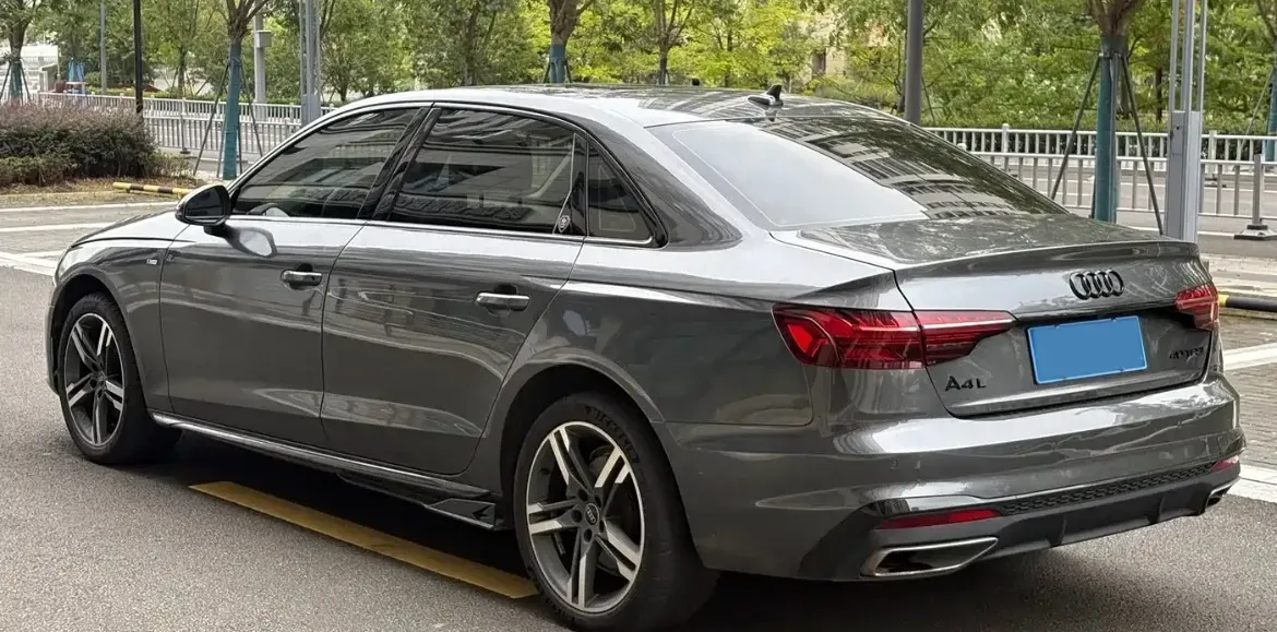 2022 Audi A4L 2.0T 190HP L4 7DCT,autocango,china used car exporter,china ev exporter,chinese used car exporter,chinese used ev exporter