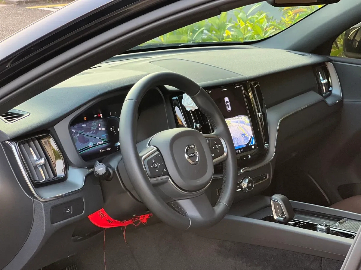 2025 Volvo XC60 2.0T 250HP L4 8AT,autocango,china used car exporter,china ev exporter,chinese used car exporter,chinese used ev exporter