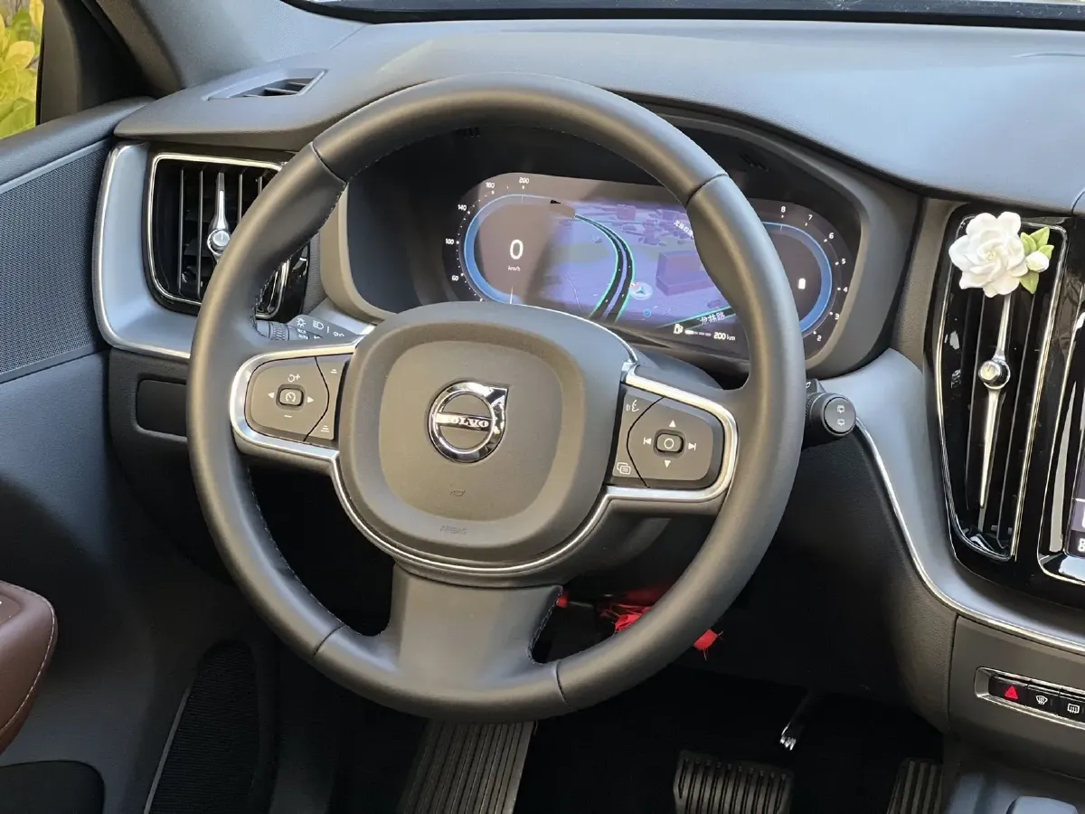 2025 Volvo XC60 2.0T 250HP L4 8AT,autocango,china used car exporter,china ev exporter,chinese used car exporter,chinese used ev exporter