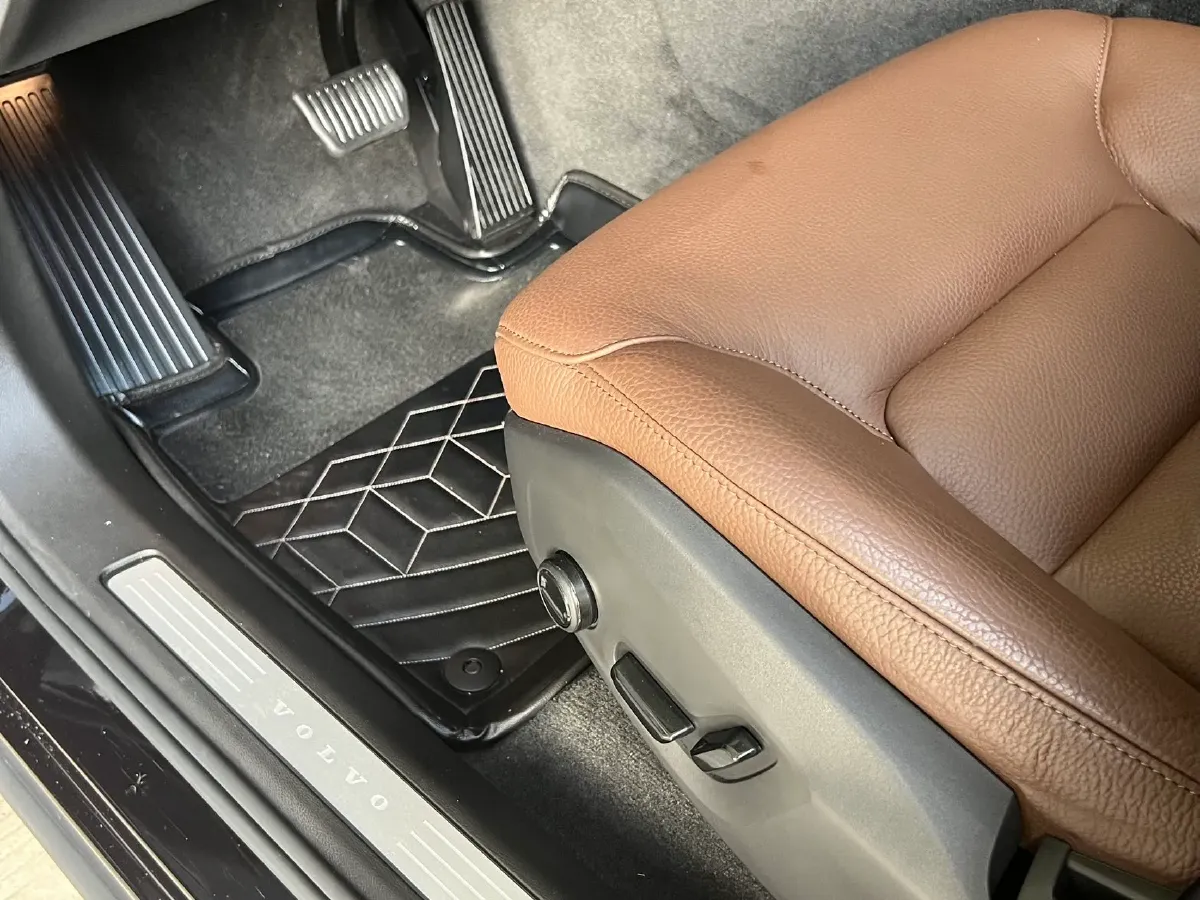 2025 Volvo XC60 2.0T 250HP L4 8AT,autocango,china used car exporter,china ev exporter,chinese used car exporter,chinese used ev exporter