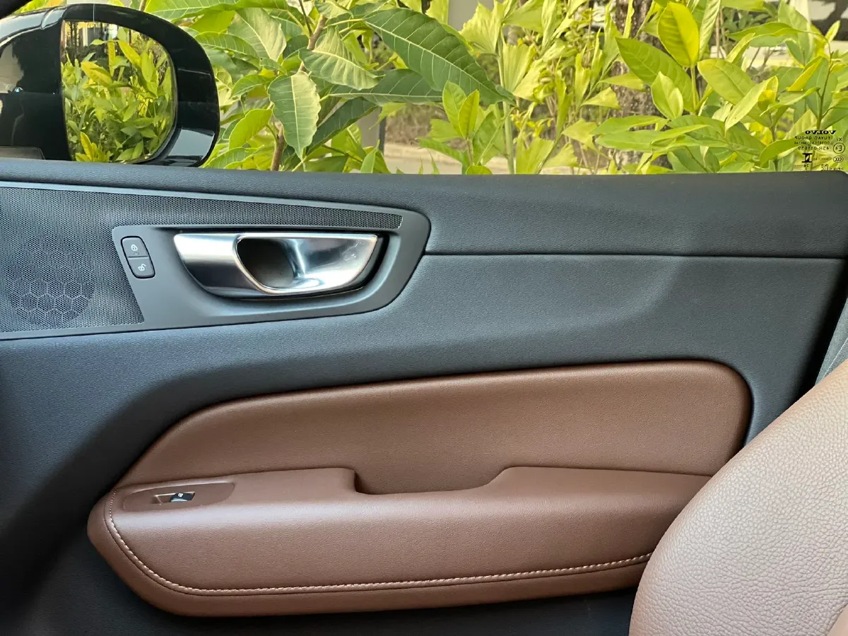 2025 Volvo XC60 2.0T 250HP L4 8AT,autocango,china used car exporter,china ev exporter,chinese used car exporter,chinese used ev exporter