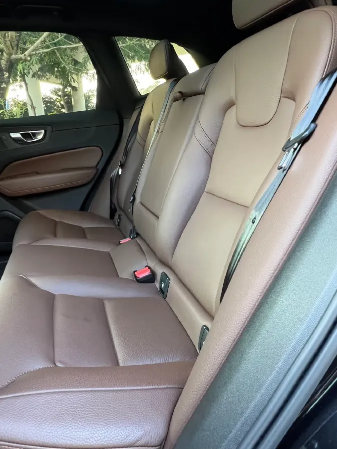 2025 Volvo XC60 2.0T 250HP L4 8AT,autocango,china used car exporter,china ev exporter,chinese used car exporter,chinese used ev exporter