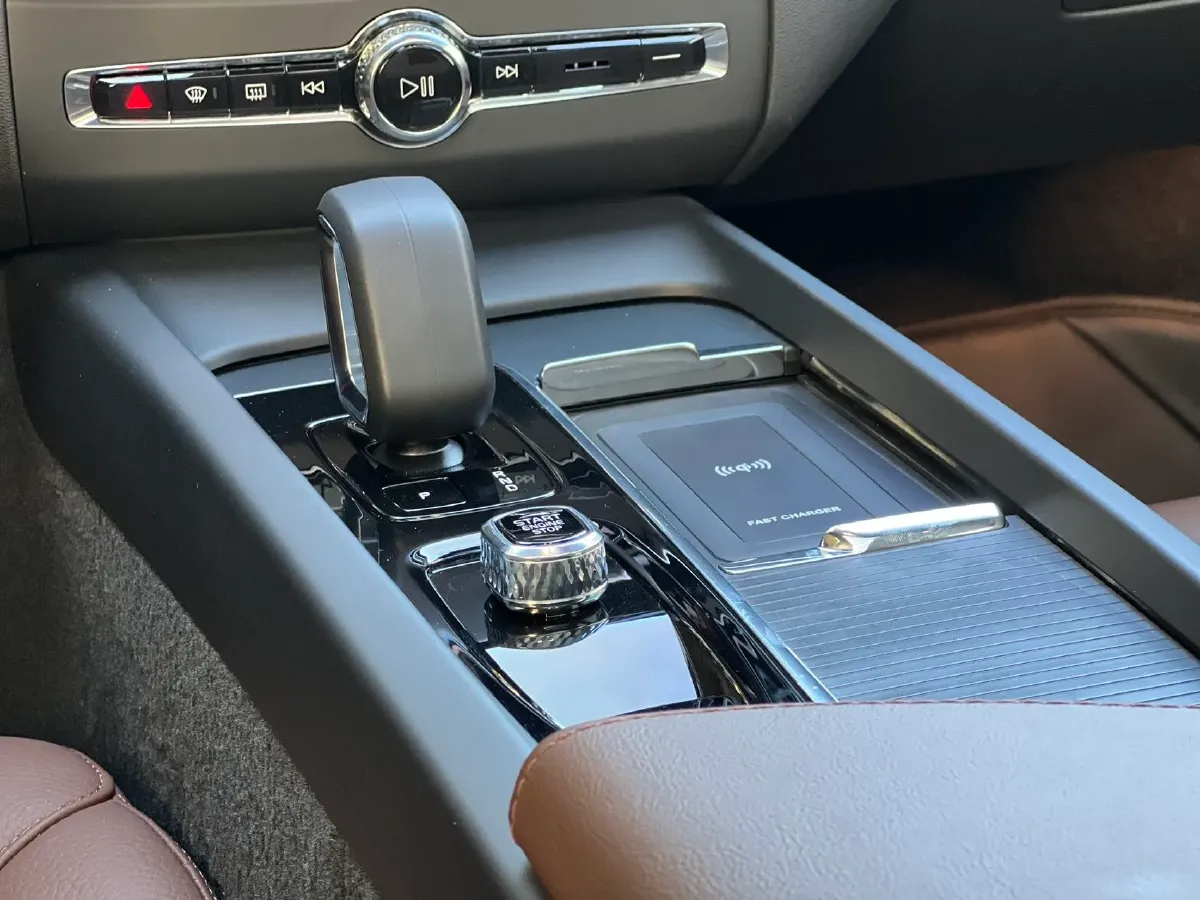 2025 Volvo XC60 2.0T 250HP L4 8AT,autocango,china used car exporter,china ev exporter,chinese used car exporter,chinese used ev exporter