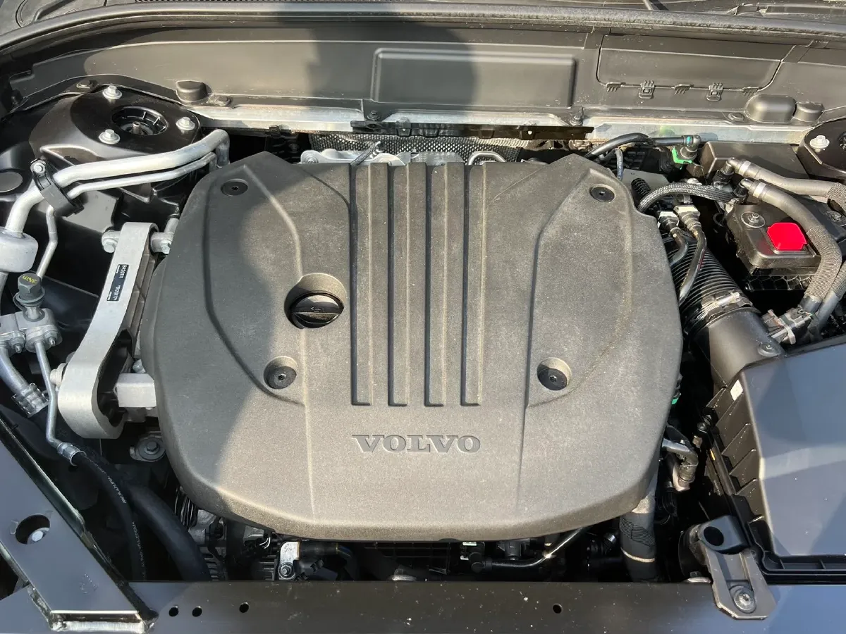 2025 Volvo XC60 2.0T 250HP L4 8AT,autocango,china used car exporter,china ev exporter,chinese used car exporter,chinese used ev exporter