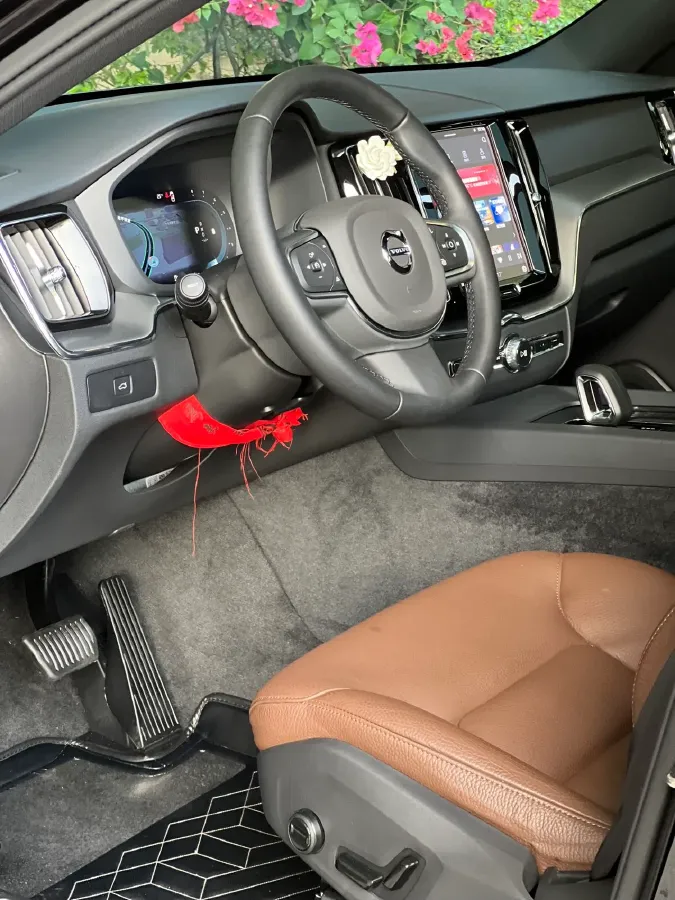 2025 Volvo XC60 2.0T 250HP L4 8AT,autocango,china used car exporter,china ev exporter,chinese used car exporter,chinese used ev exporter