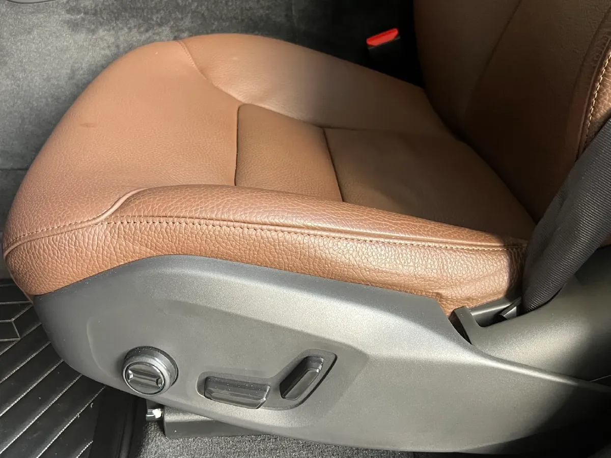 2025 Volvo XC60 2.0T 250HP L4 8AT,autocango,china used car exporter,china ev exporter,chinese used car exporter,chinese used ev exporter