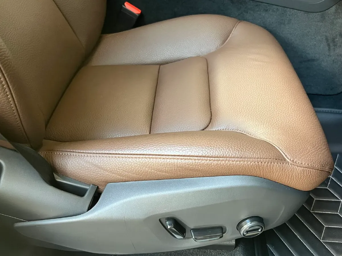 2025 Volvo XC60 2.0T 250HP L4 8AT,autocango,china used car exporter,china ev exporter,chinese used car exporter,chinese used ev exporter