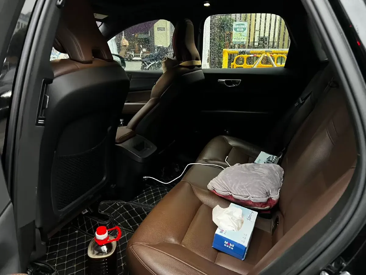 2022 Volvo XC60 2.0T 250HP L4 8AT,autocango,china used car exporter,china ev exporter,chinese used car exporter,chinese used ev exporter