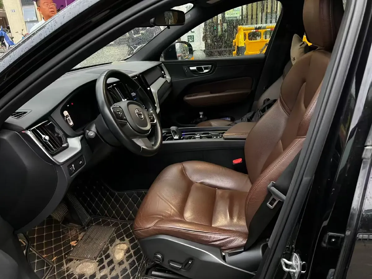 2022 Volvo XC60 2.0T 250HP L4 8AT,autocango,china used car exporter,china ev exporter,chinese used car exporter,chinese used ev exporter